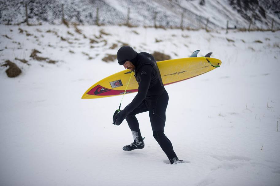 La leggenda australiana del surf, Tom Carroll, si  offerto una parentesi glaciale a  Unstad (Norvegia), dove ha surfato tra le onde dell&#39;Artico.